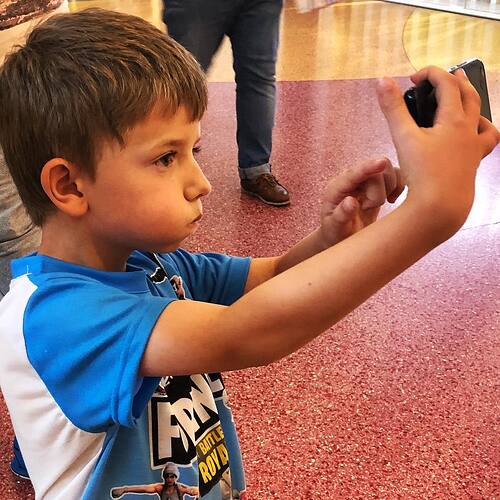 Maxi’s selfie style.